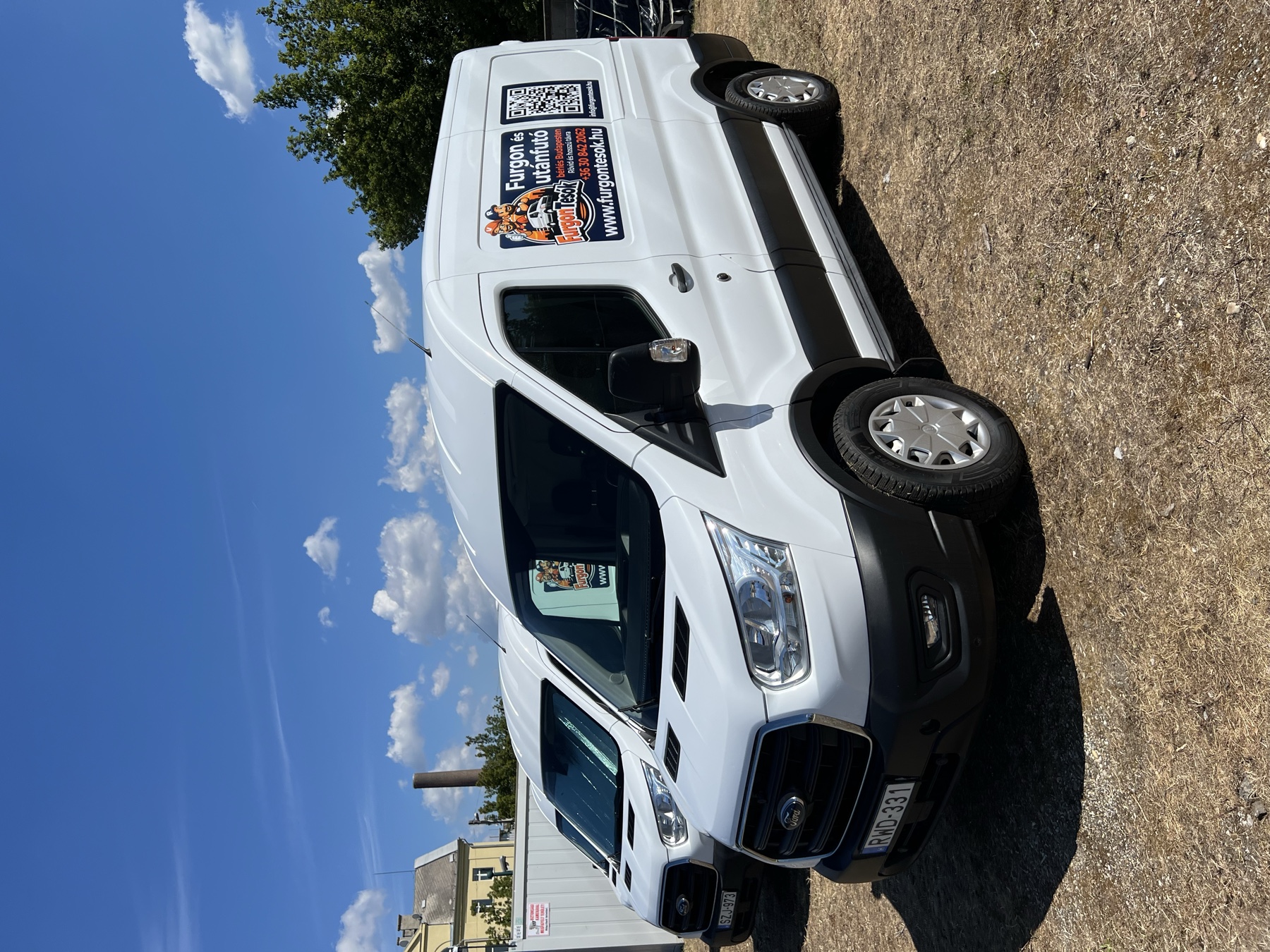 Ford Transit furgon Budapest utcán